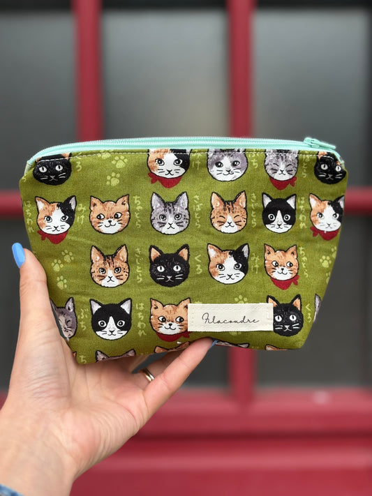 Neceser gatos verdes y 5 algodones reutilizables